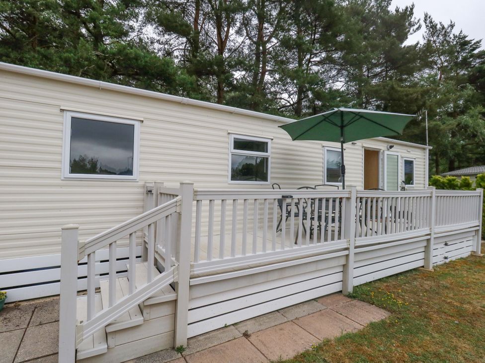 An outdoor area with a mobile home and decking at Foxglove 4 in Ringwood