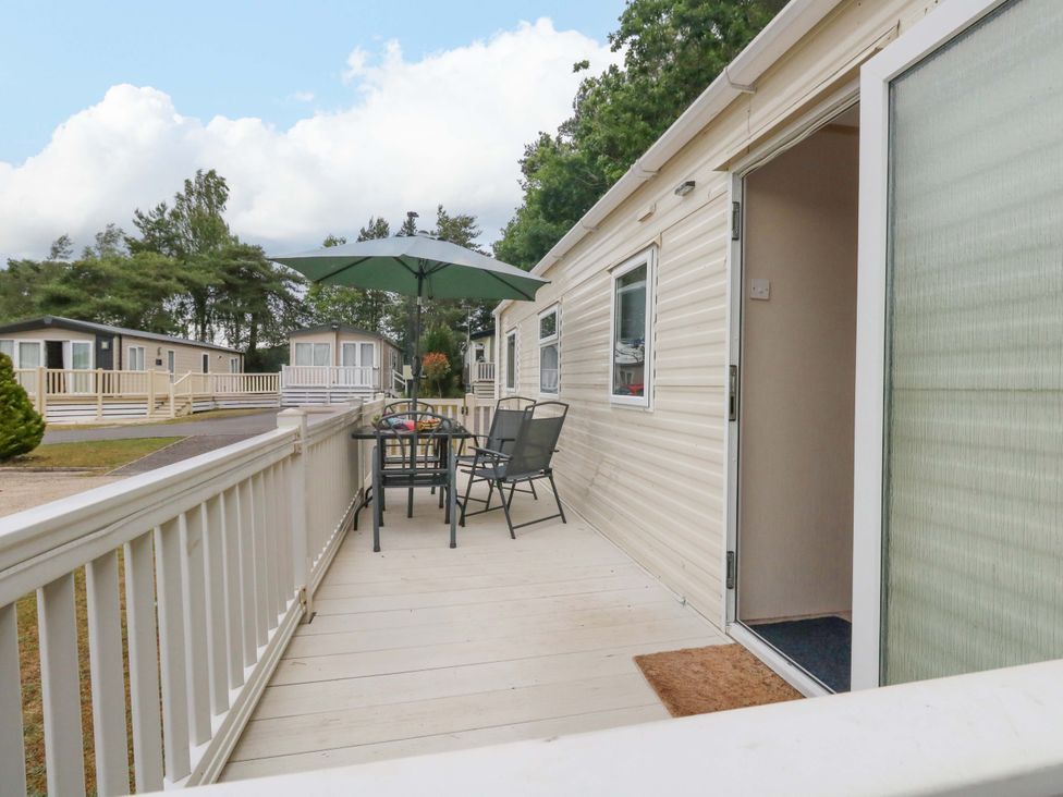 An outdoor area with a table and chairs at Foxglove 4 in Ringwood
