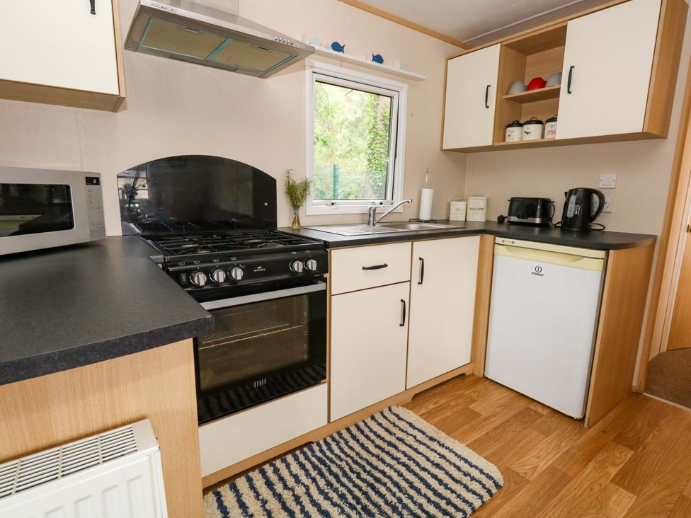 A kitchen with appliances and cabinets at Foxglove 4 in Ringwood