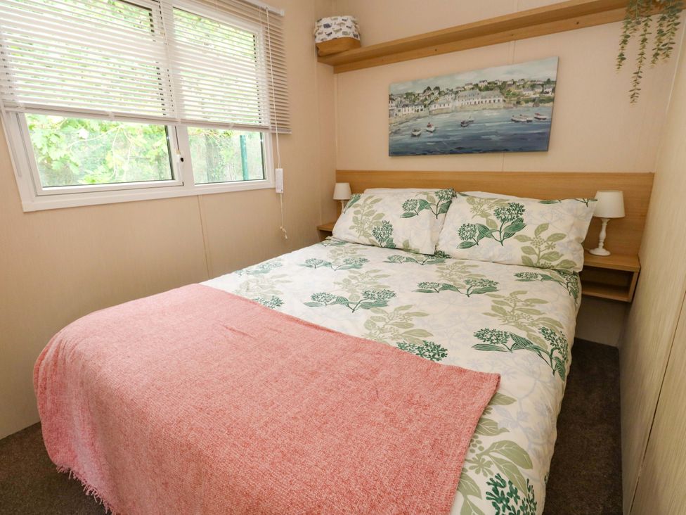 A bedroom with a bed and two bedside lamps at Foxglove 4 in Ringwood