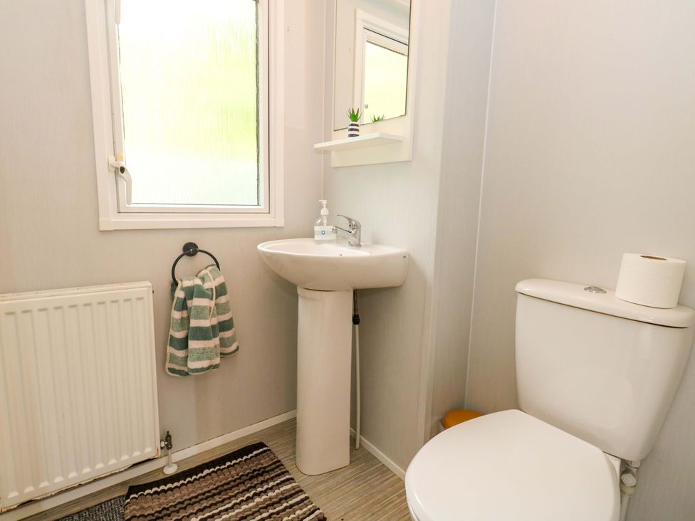 A bathroom with a sink and toilet at Foxglove 4 in Ringwood