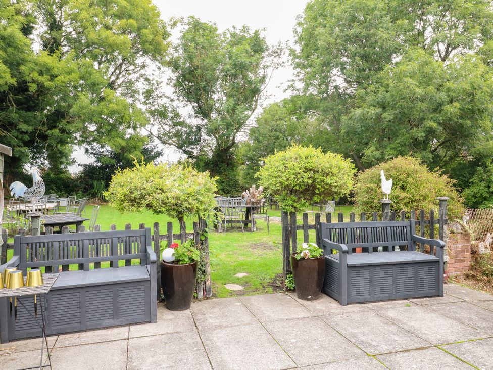A garden with benches and tables at Next Door No. 4 Coalville