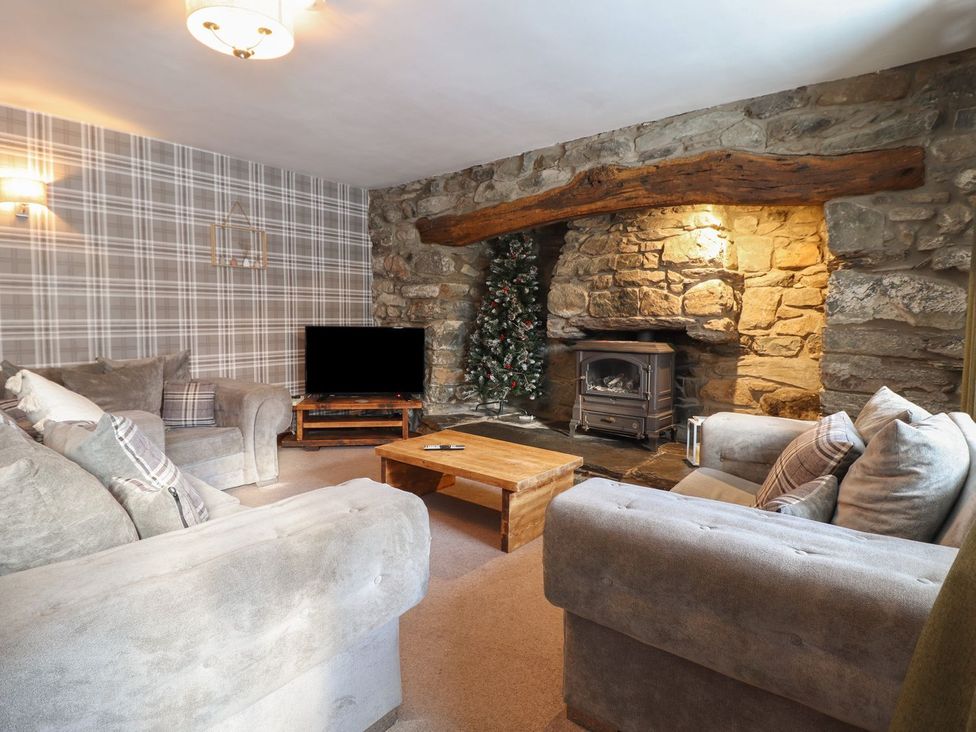 A living room with a sofa and a coffee table at Cader Cottage in Dolgellau