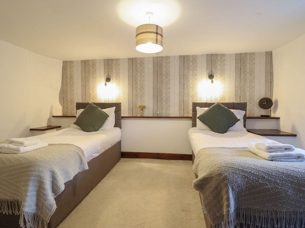 A bedroom with two single beds at Cader Cottage in Dolgellau