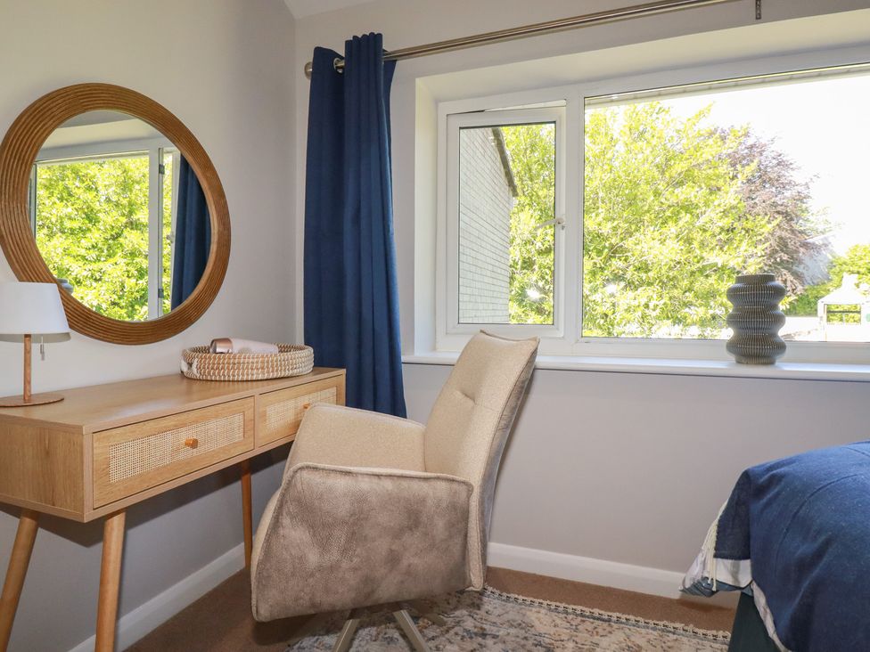 A home office with a desk and chair at 67 Manor Villas in Newquay