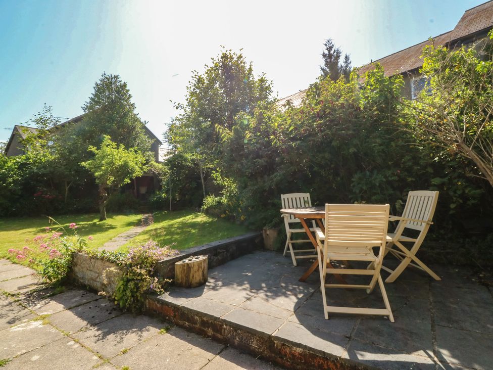 A garden with patio furniture at Tan y Gader in Dolgellau