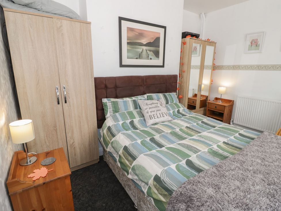 A bedroom with a bed and wardrobe at Mount Joy in Leicester