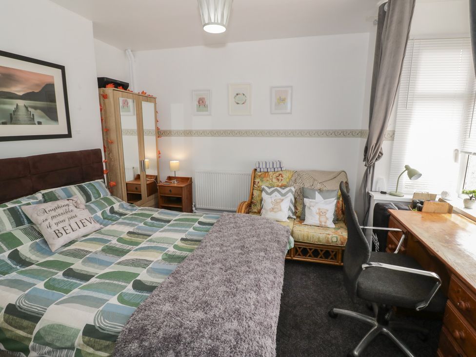 A bedroom with bed and sofa at Mount Joy in Leicester
