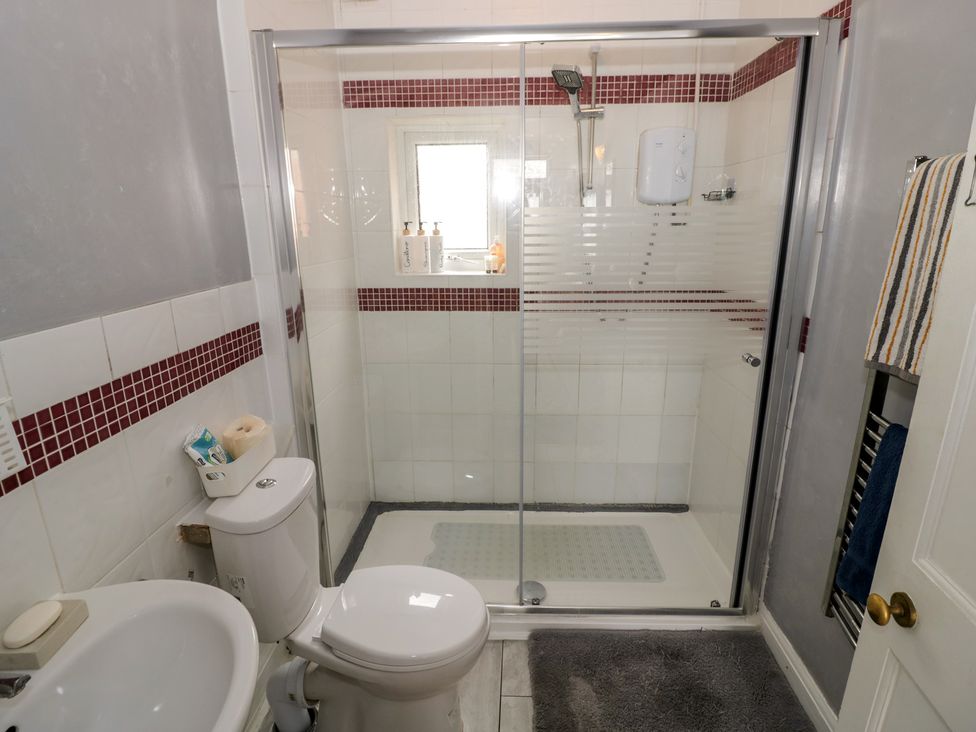 A bathroom featuring a toilet, sink, and shower at Mount Joy in Leicester