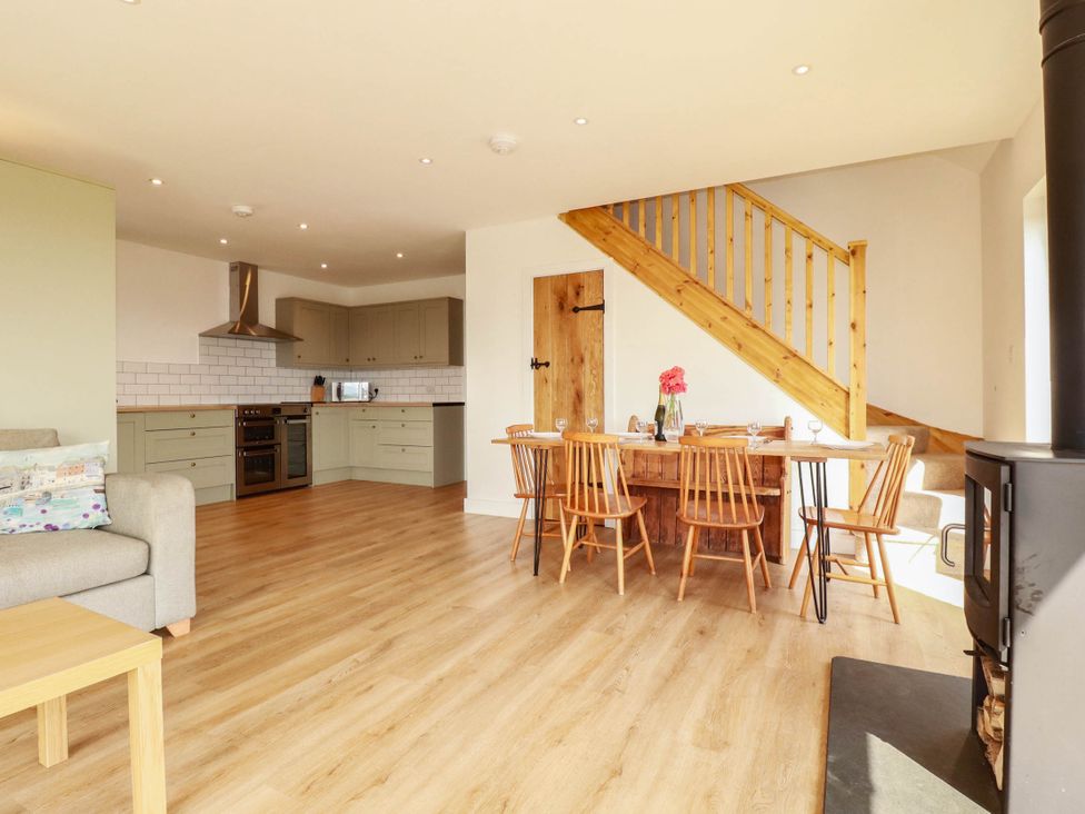 A living room with a kitchen and dining area at The Granary in Launceston