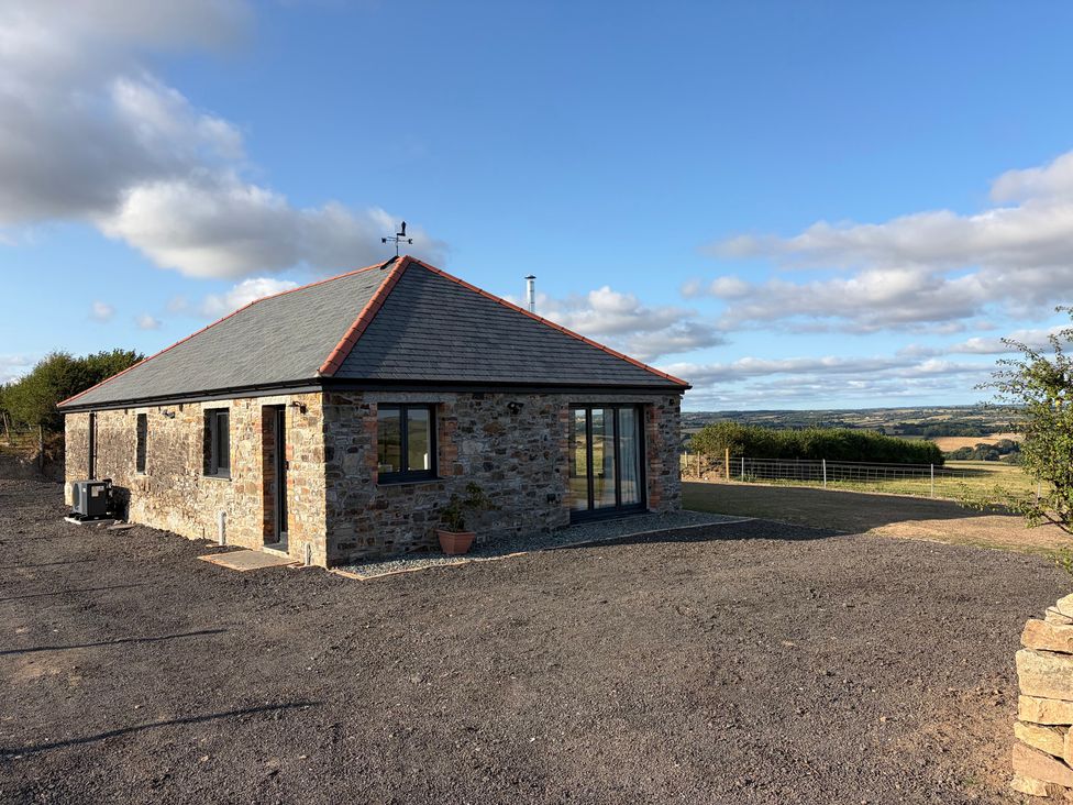 A house with a gravel driveway and windows at High View Barn Launceston