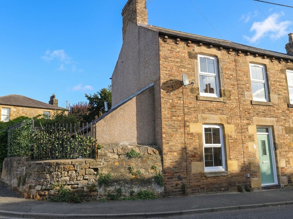 A house with a garden and fence at Corner House in Wark