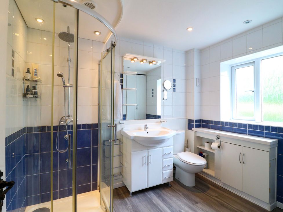 A bathroom with shower, sink, and toilet at The Chimes in Hope Valley