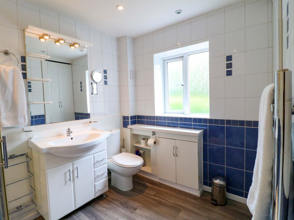 A bathroom with a sink and toilet at The Chimes in Hope Valley
