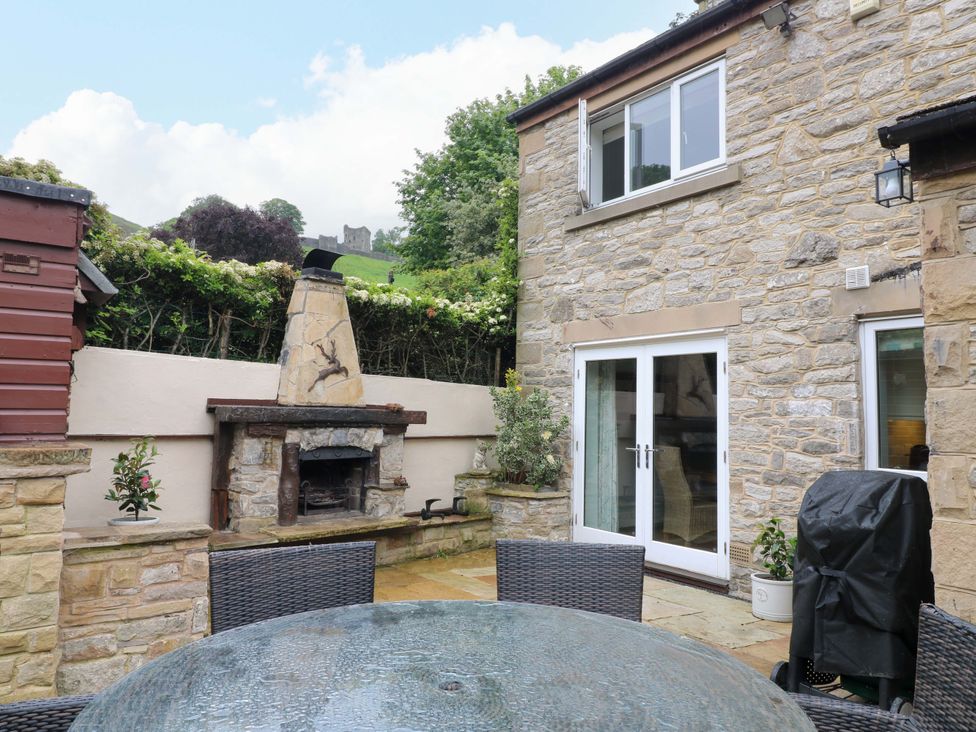 An outdoor area with a table and chairs at The Chimes in Hope Valley