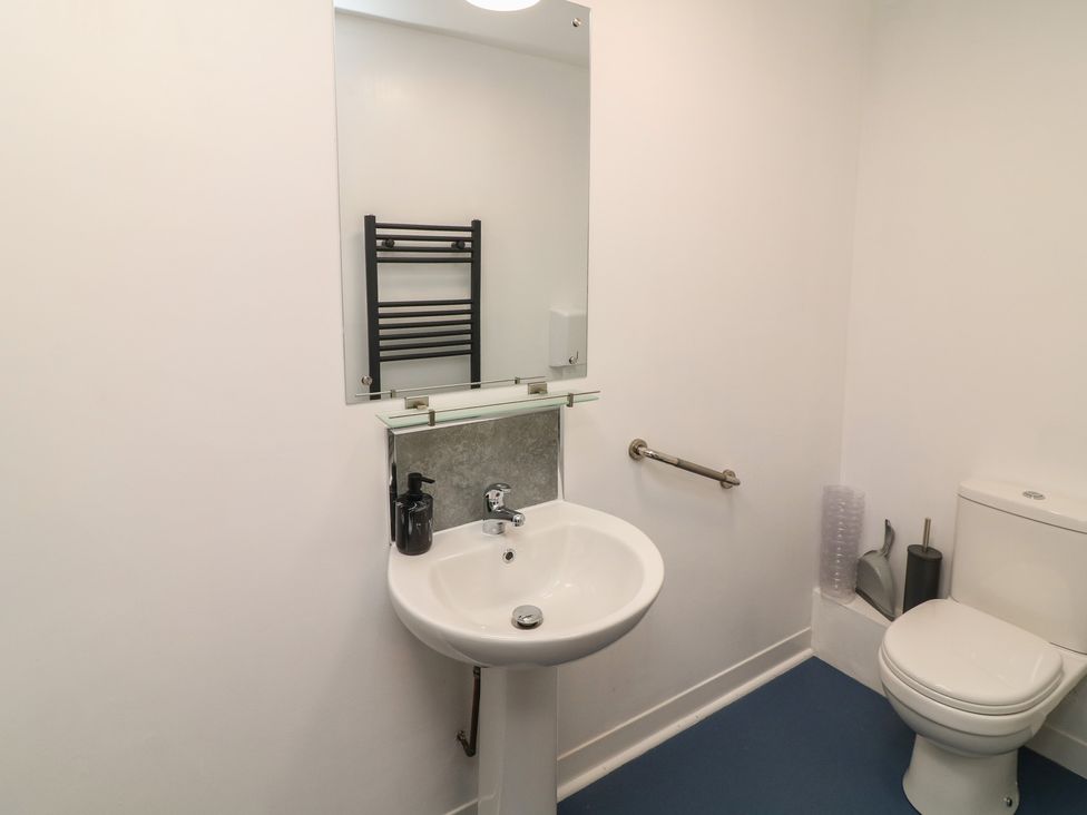A bathroom with a washbasin and toilet at Catley in Billinghay, Lincolnshire