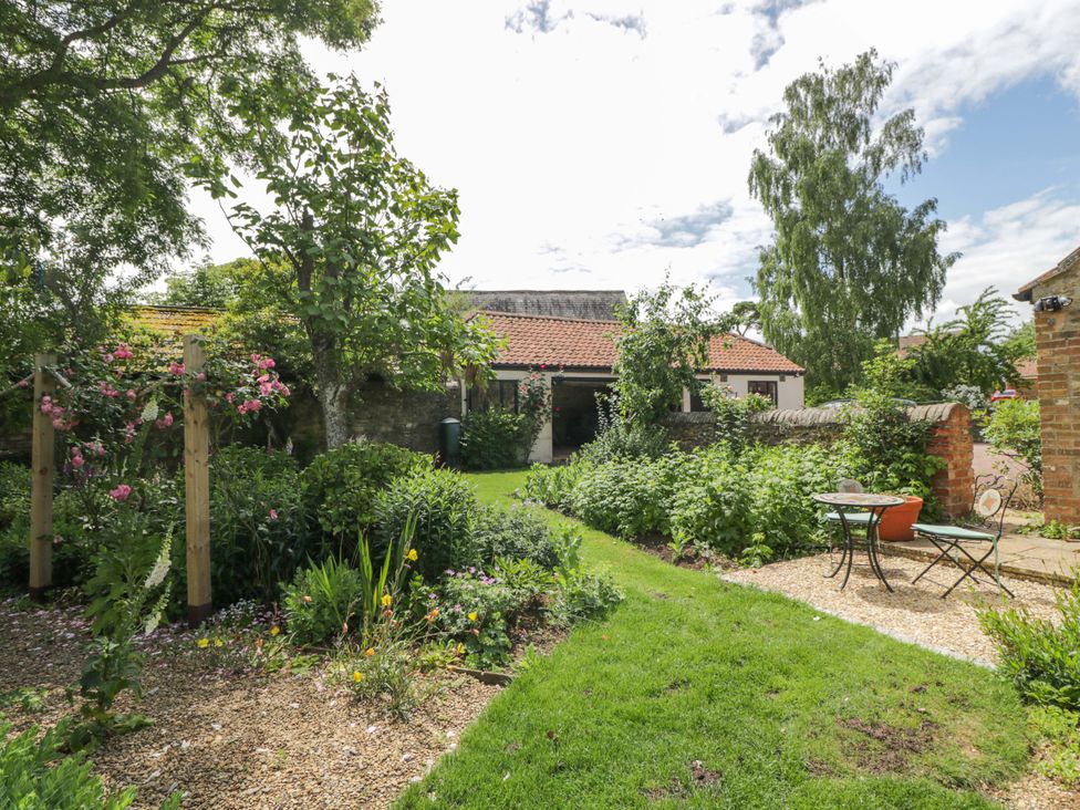 A garden with table and chairs at The Garden Studio Bremhill near Calne