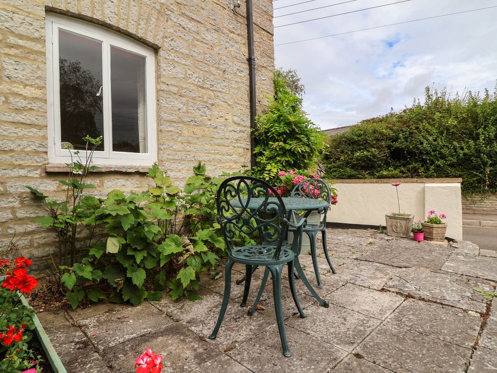 An outdoor seating area with a table and chairs at 96 Chapel Lane Butleigh