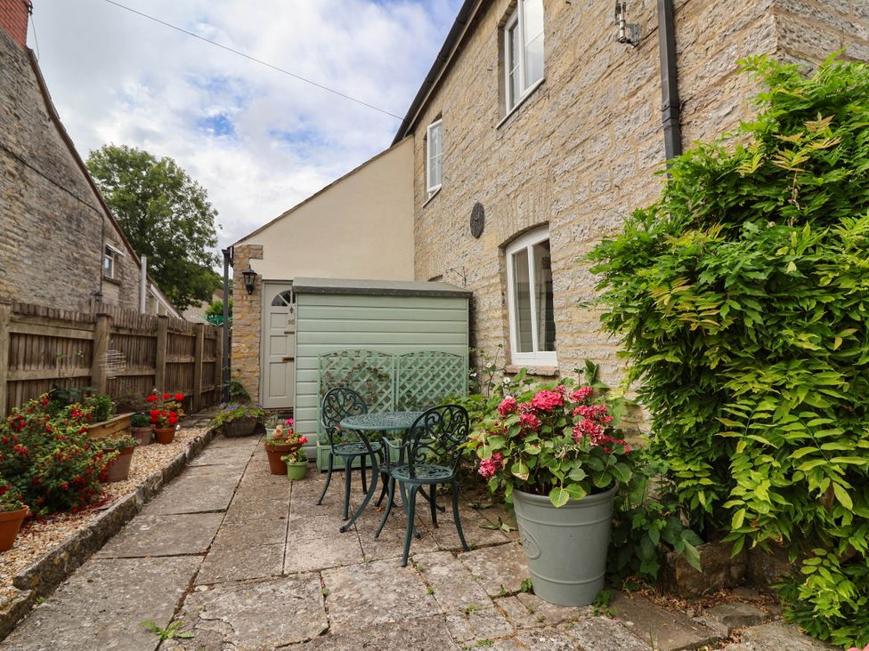 A garden with a table and chairs at 96 Chapel Lane Butleigh