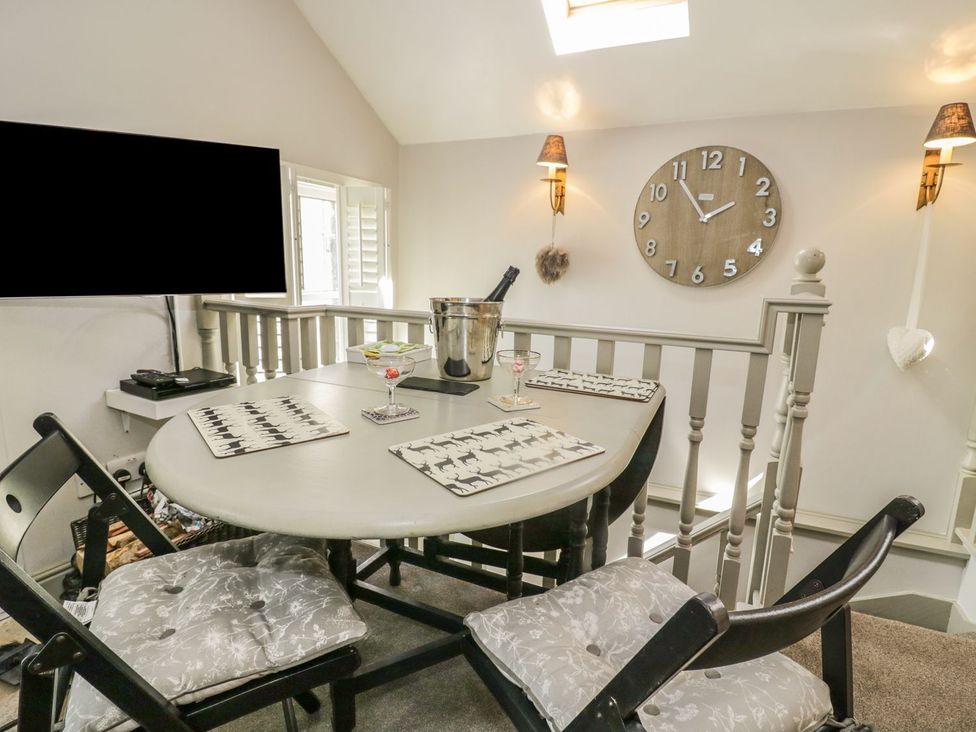 A dining room with a table and chairs at Dibble Cottage in Richmond