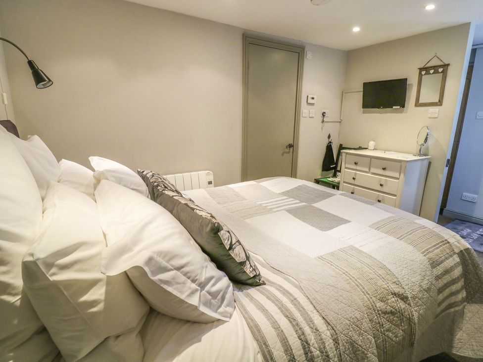 A bedroom with a bed and dresser at Dibble Cottage in Richmond