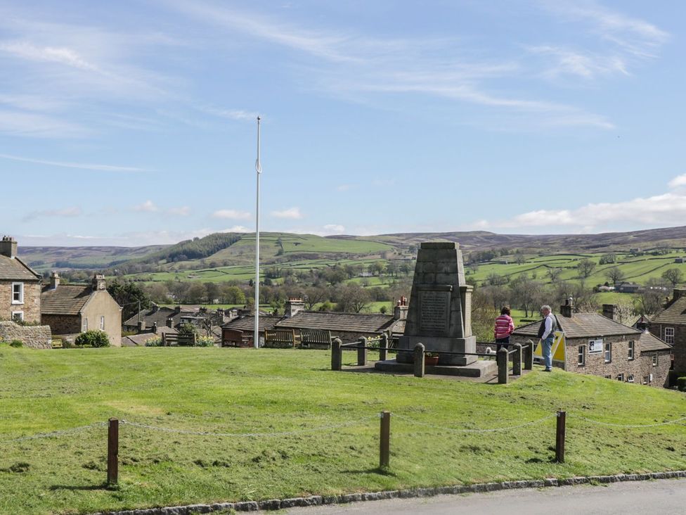 A view of a monument and houses on a hill at Dibble Cottage in Richmond