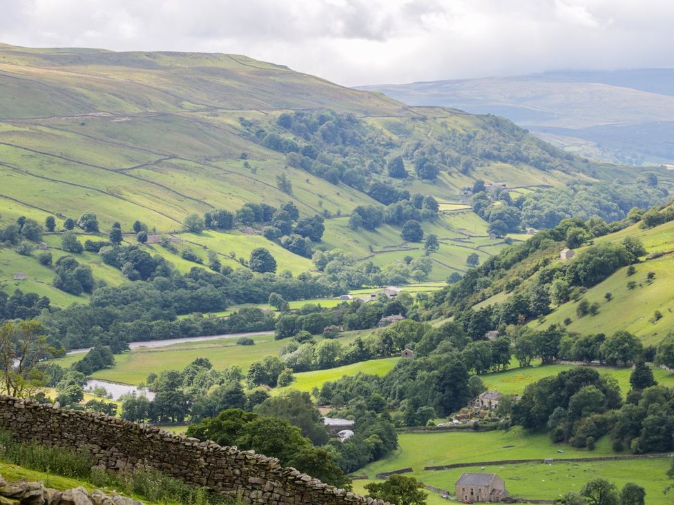 A landscape with hills, trees, and a river at Dibble Cottage in Richmond