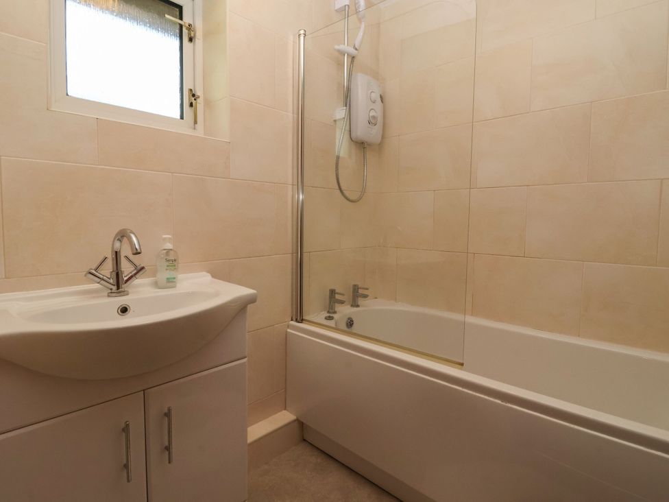 A bathroom with a wash basin and bathtub at Robin Hood Farmhouse, Keswick