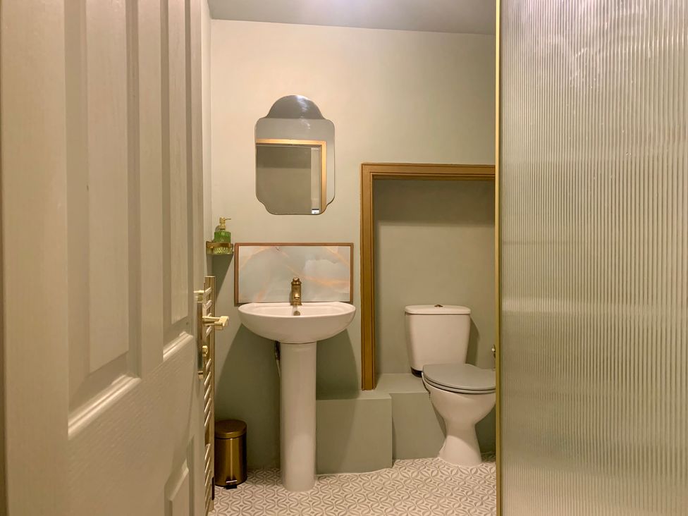 A bathroom with a sink and toilet at Downton I Alnwick