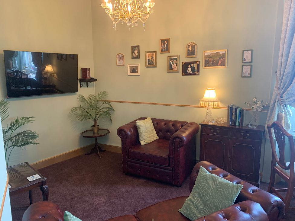 A sitting room with a television and a lamp at Downton I Alnwick