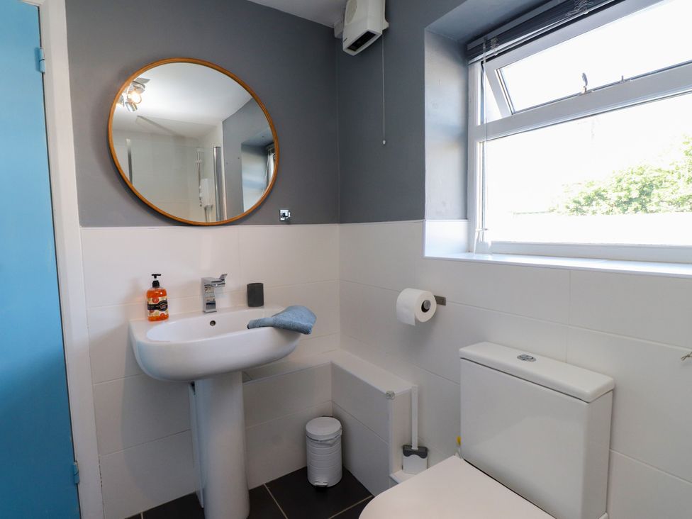 A bathroom with a sink and toilet at Scoops’ Nook in Caernarfon