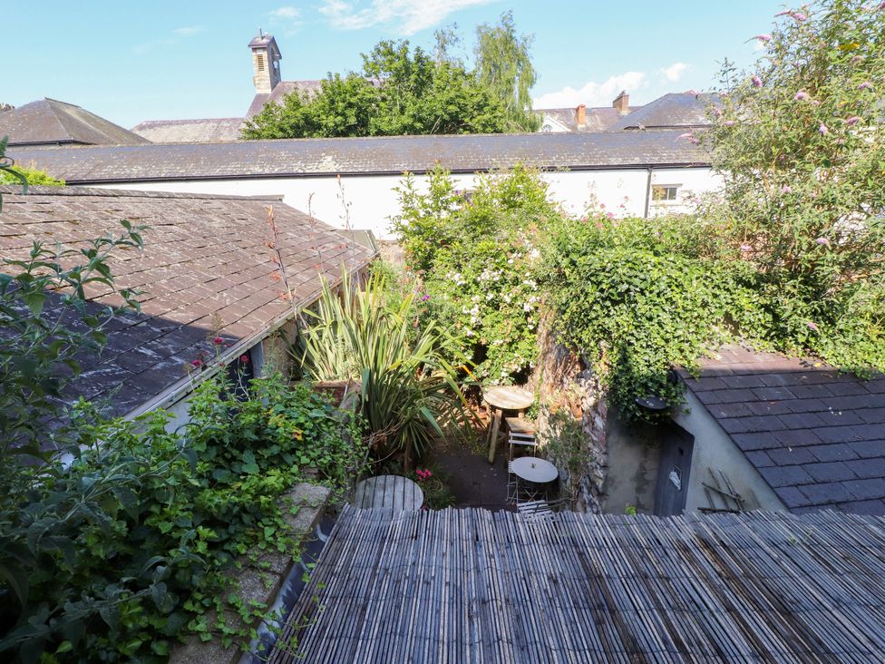 A garden view with a table and chair at Scoops’ Nook in Caernarfon