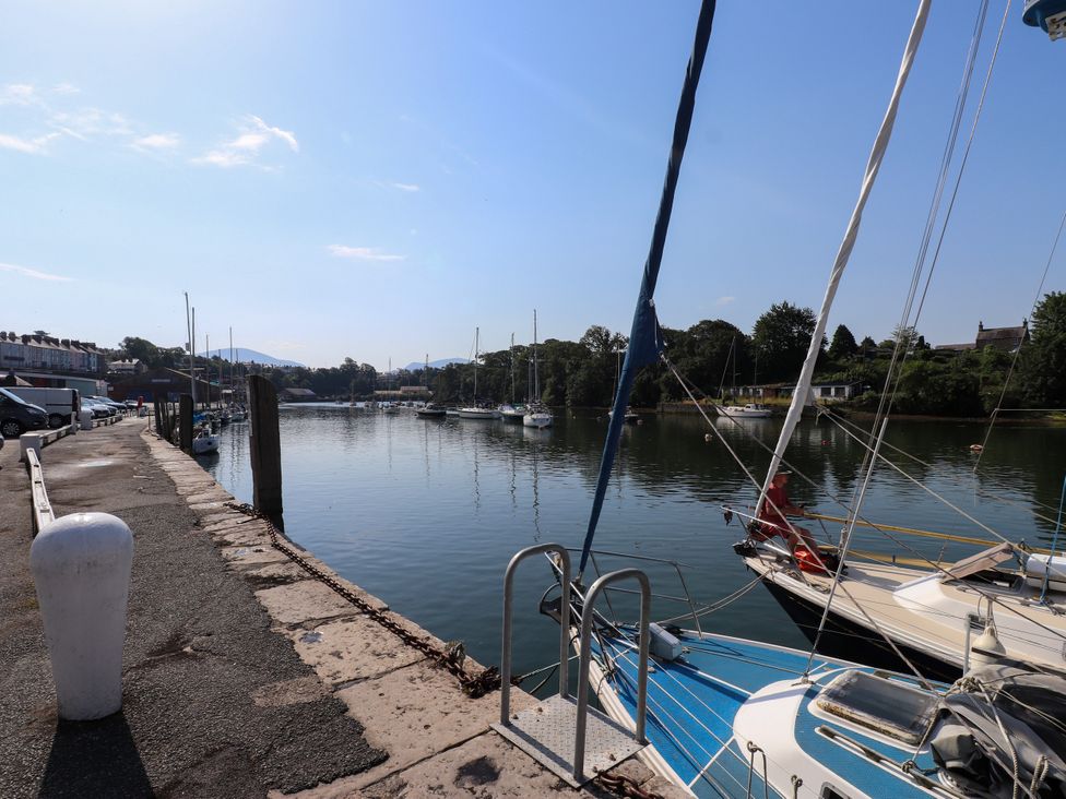 A view of a dock with boats in the water at Scoops’ Nook Caernarfon