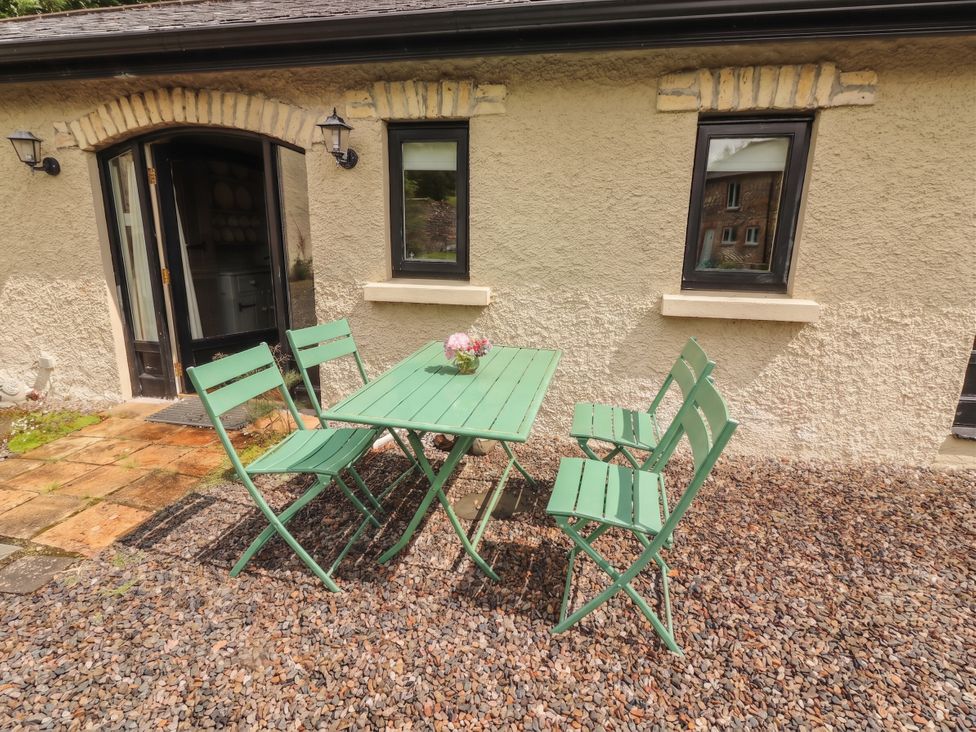 A table with chairs outside at The Coach House Cottage Ballycommon