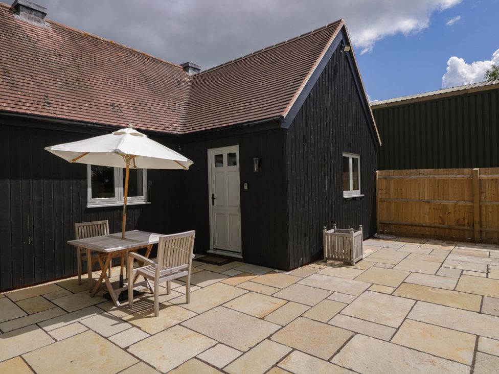 An outdoor seating area with a table and chairs at Poppy Patch in Stratton Audley near Bicester