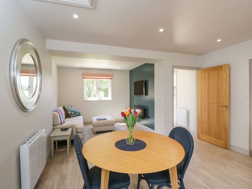 A dining room with a table and chairs at Poppy Patch in Stratton Audley near Bicester