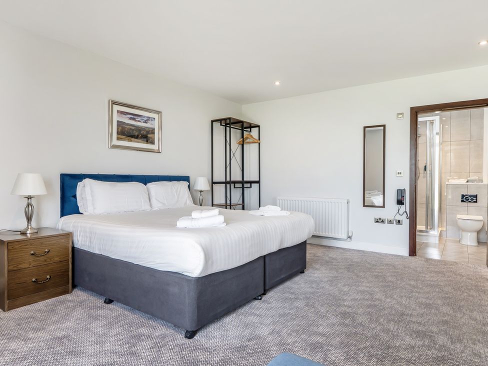 A bedroom with a double bed and wardrobe at Cotswolds Apartment, sleeps 4 in Chipping Norton