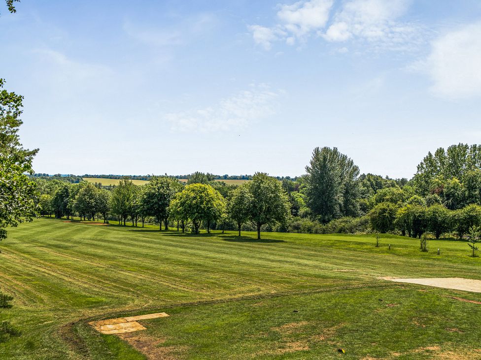 An outdoor area with trees and grass at Cotswolds Apartment, sleeps 4 in Chipping Norton