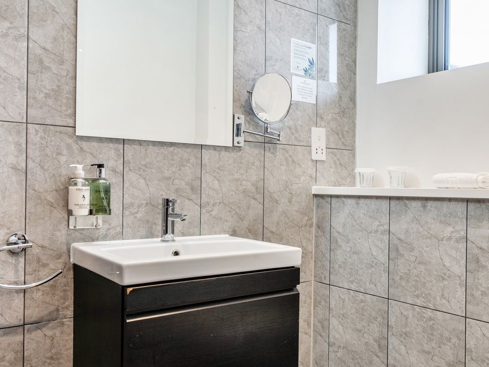 A bathroom with a sink and mirror at Cotswolds Apartment, sleeps 4 in Chipping Norton