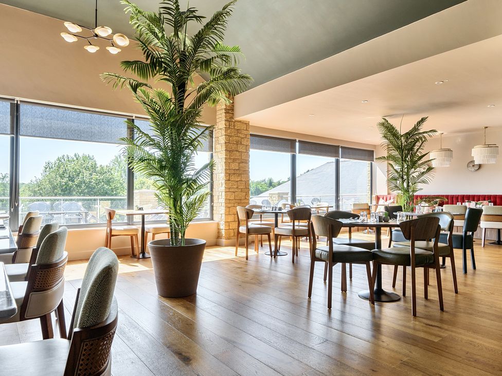 A dining room with tables and chairs at Cotswolds Apartment, sleeps 4 in Chipping Norton