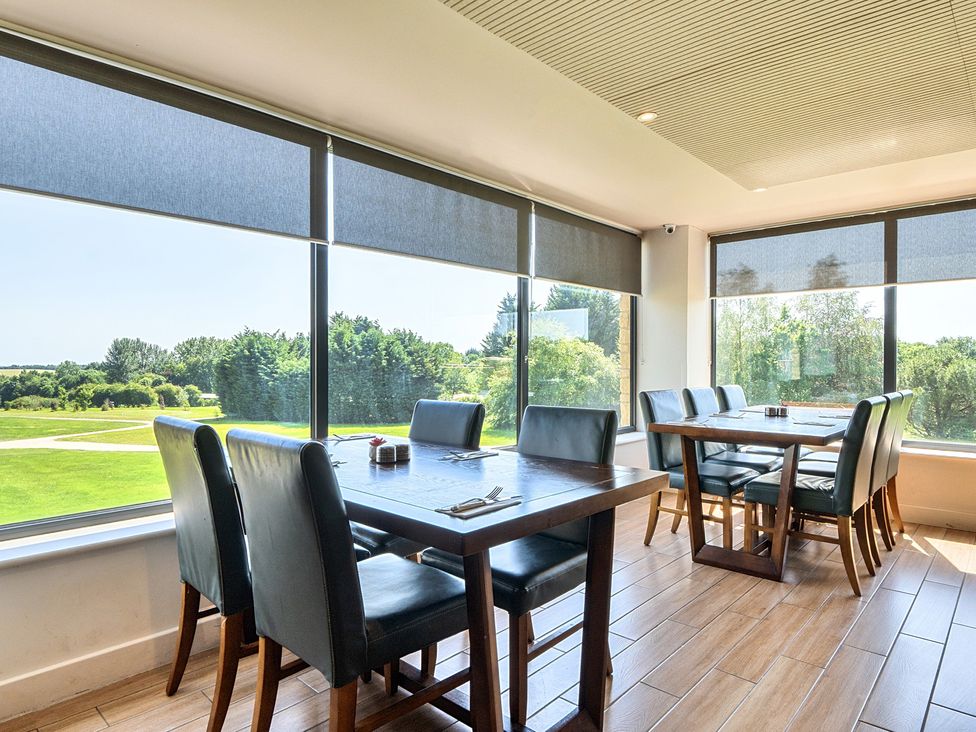 A dining room with tables and chairs at Cotswolds Apartment, sleeps 4 in Chipping Norton