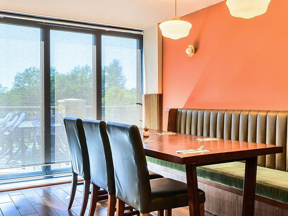A dining room with a table and chairs at Cotswolds Apartment, sleeps 4 Chipping Norton