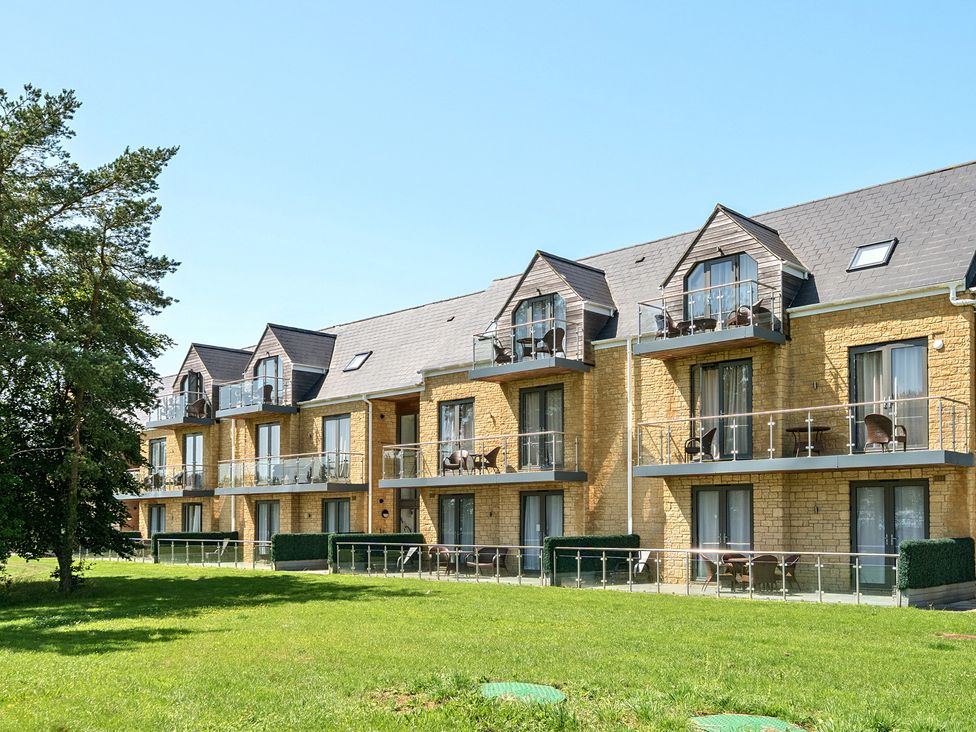 A building with balconies and windows at Cotswolds Apartment, sleeps 4 in Chipping Norton