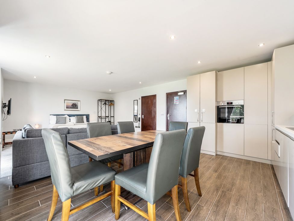 A dining room with table and chairs at Cotswolds Apartments 2B/S4 in Chipping Norton