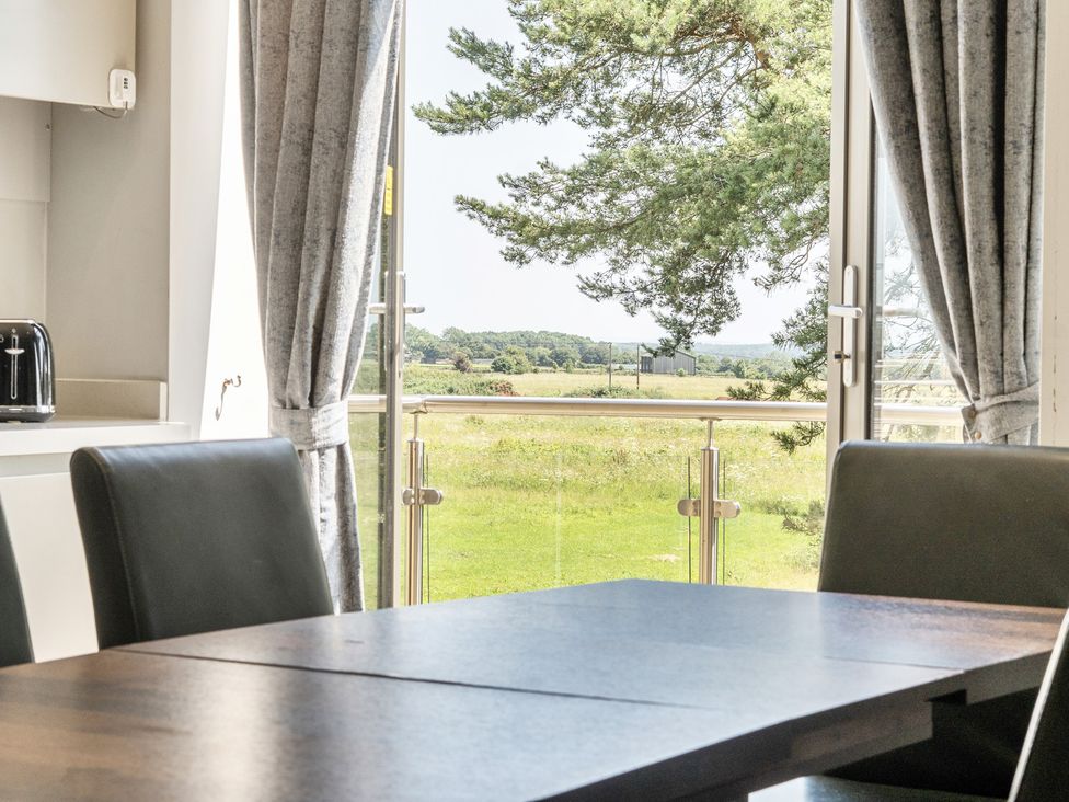 A dining room with a table and chairs at Cotswolds Apartments 2B/S4, Chipping Norton