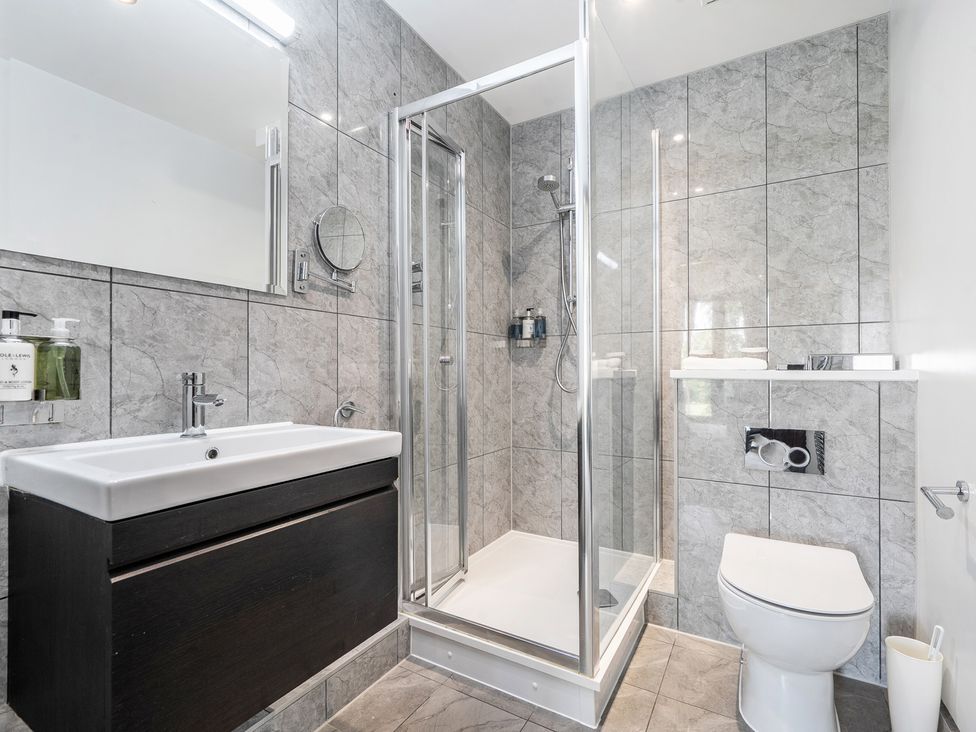 A bathroom with a sink, shower, and toilet at Cotswolds Apartments 2B/S4 in Chipping Norton