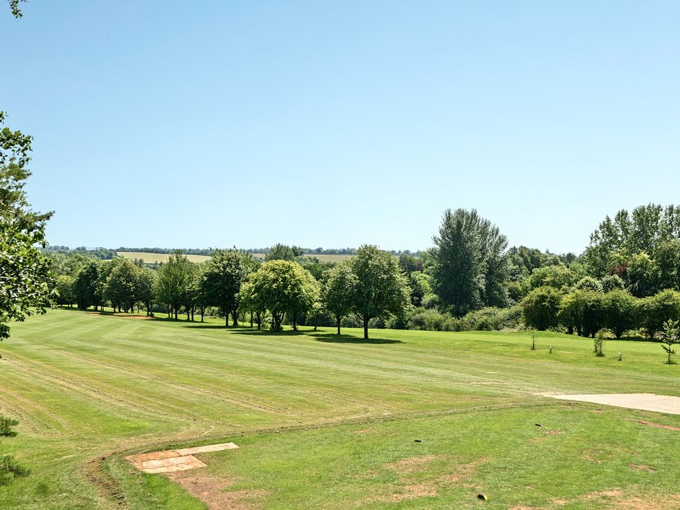 A landscape with grass and trees in a field at Cotswolds Apartments 2B/S4 in Chipping Norton