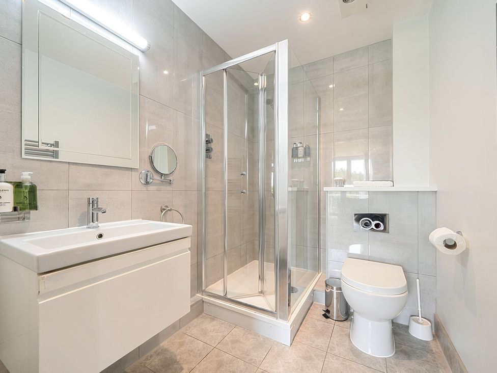 A bathroom with a shower and sink at Cotswolds Apartments 4B/S8 Chipping Norton