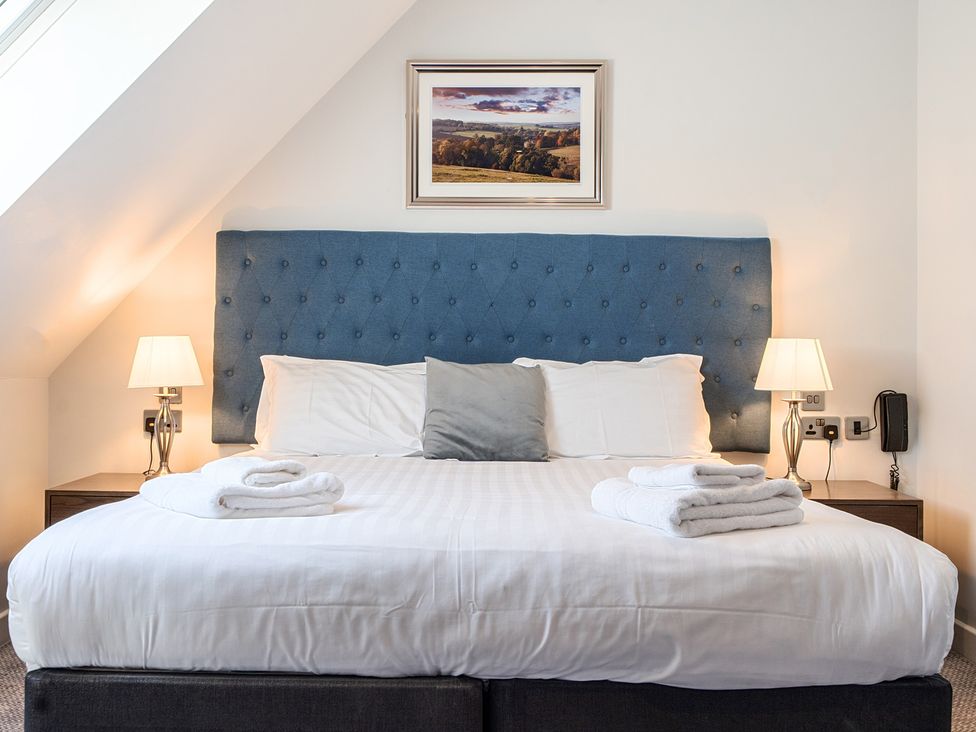 A bedroom with a bed and bedside lamps at Cotswolds Apartments 4B/S8 in Chipping Norton