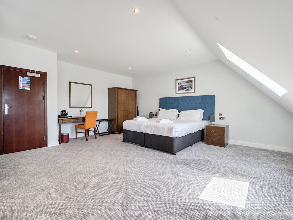 A bedroom with a bed and a desk at Cotswolds Apartments 4B/S8 Chipping Norton